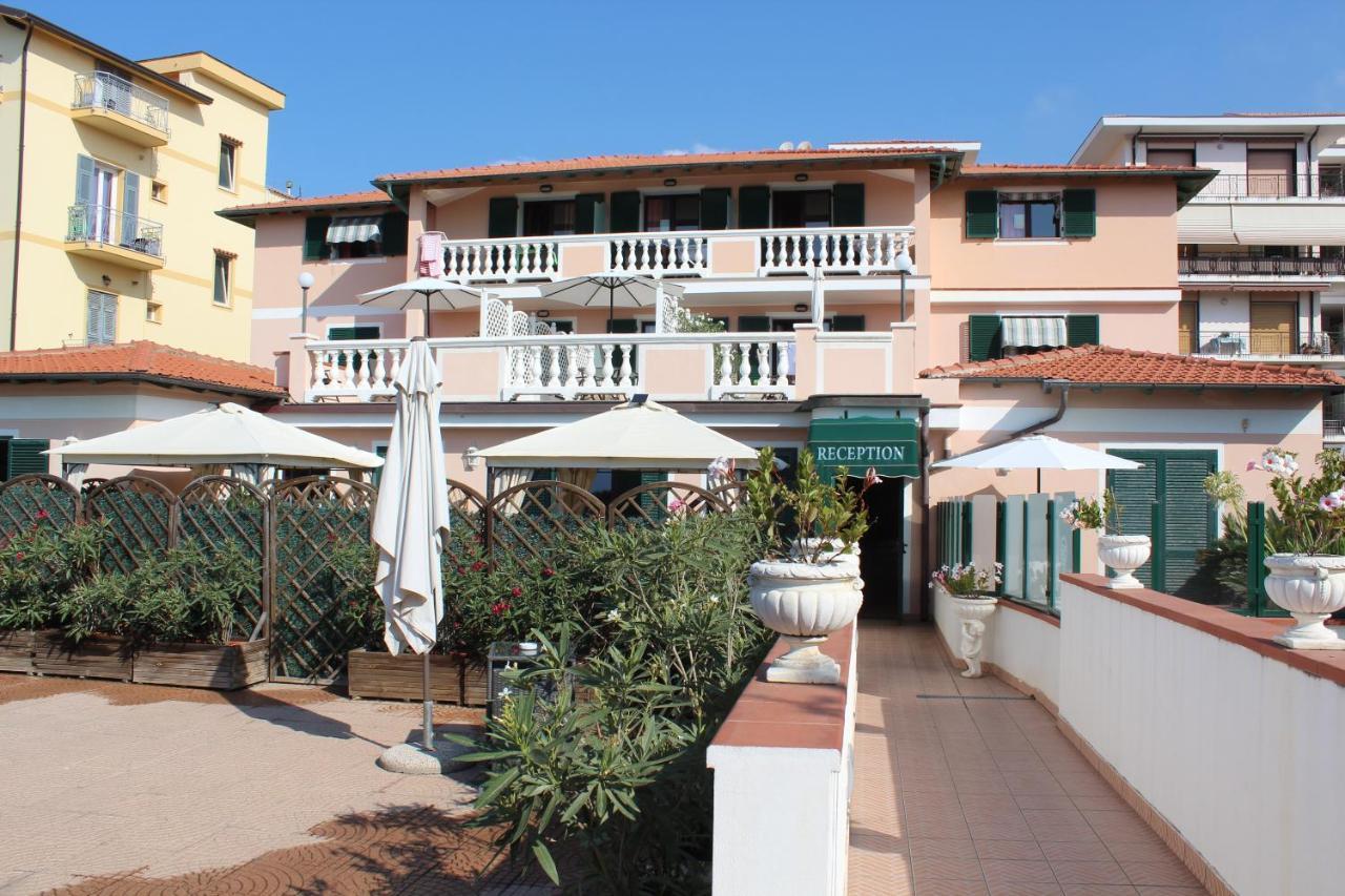 Del Prado Aparthotel Riva Ligure Kültér fotó