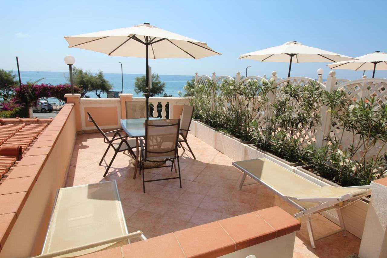 Del Prado Aparthotel Riva Ligure Kültér fotó