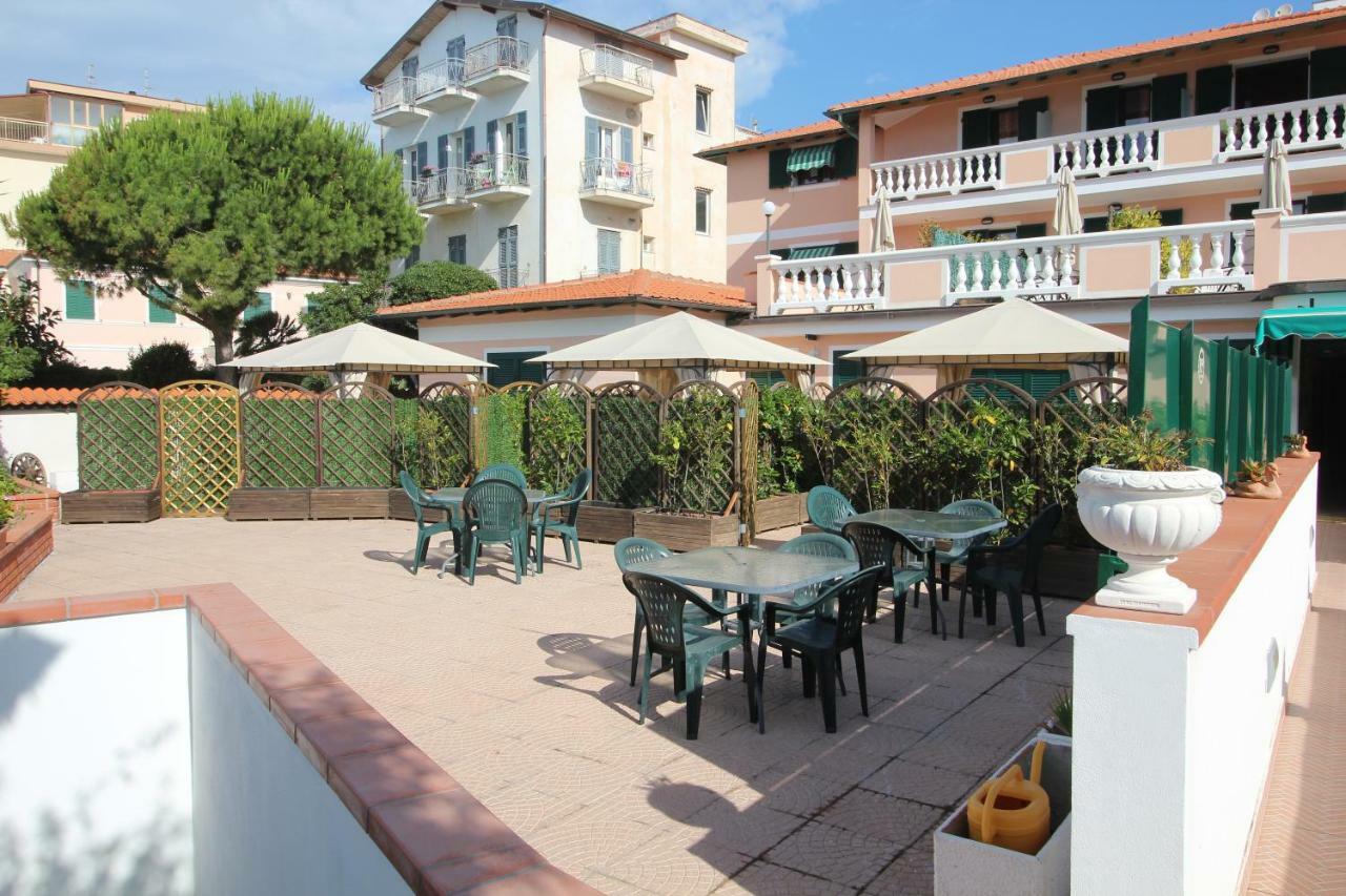 Del Prado Aparthotel Riva Ligure Kültér fotó