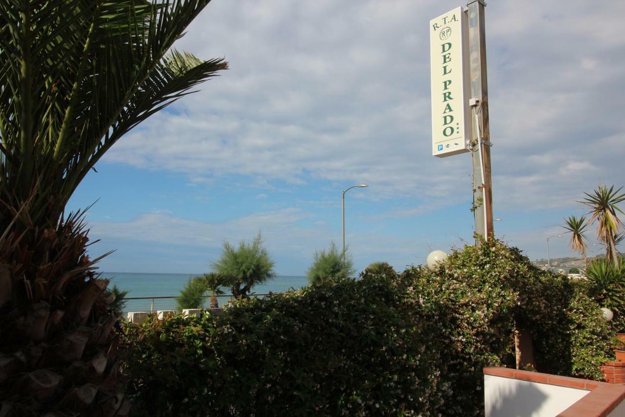 Del Prado Aparthotel Riva Ligure Kültér fotó
