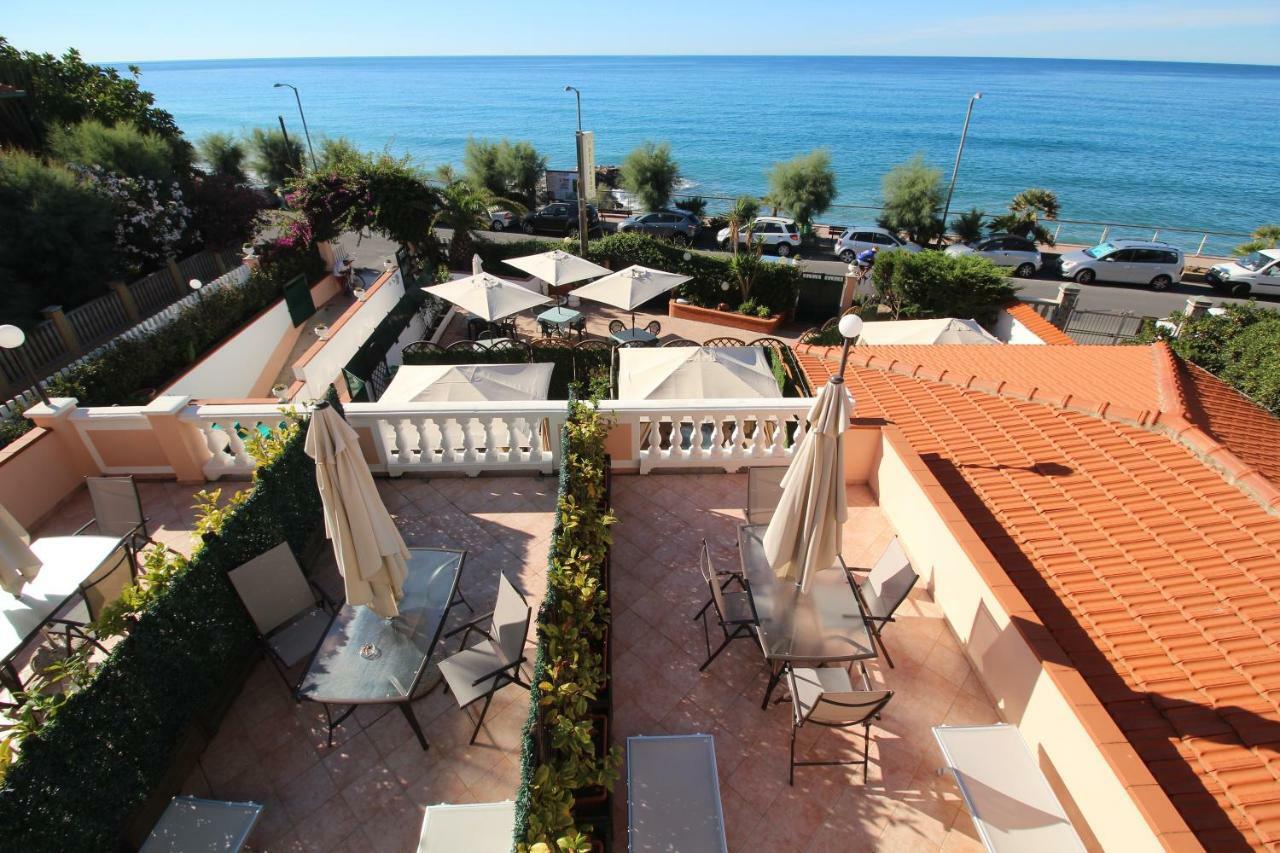 Del Prado Aparthotel Riva Ligure Kültér fotó
