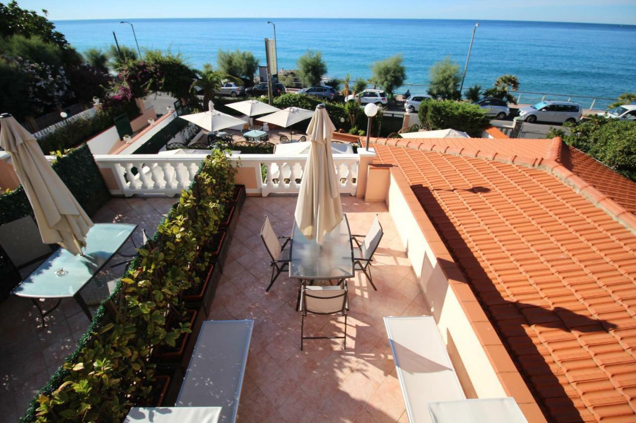Del Prado Aparthotel Riva Ligure Kültér fotó