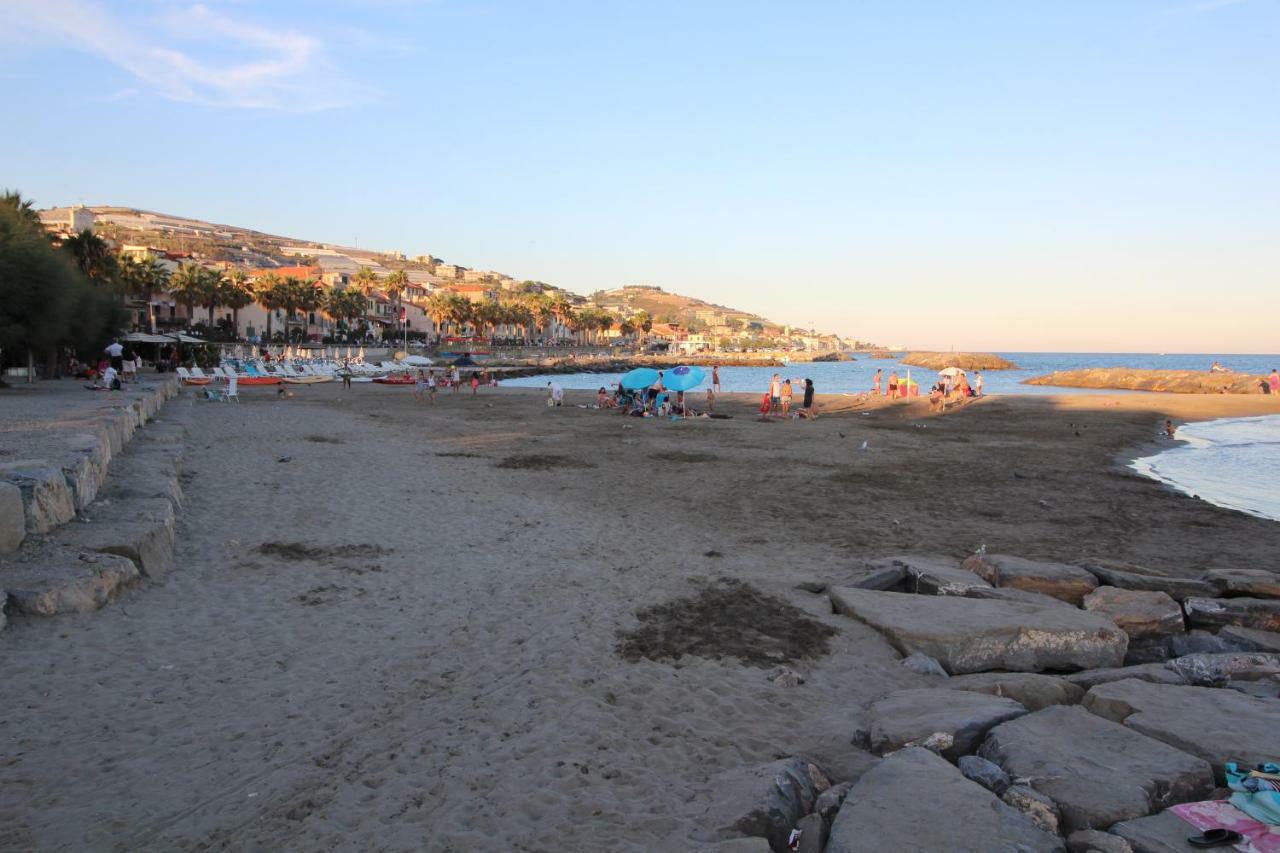 Del Prado Aparthotel Riva Ligure Kültér fotó