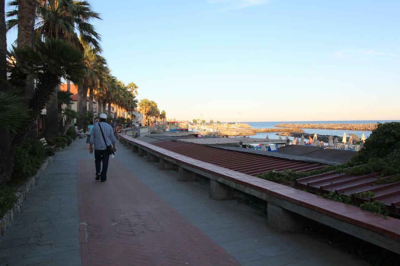 Del Prado Aparthotel Riva Ligure Kültér fotó