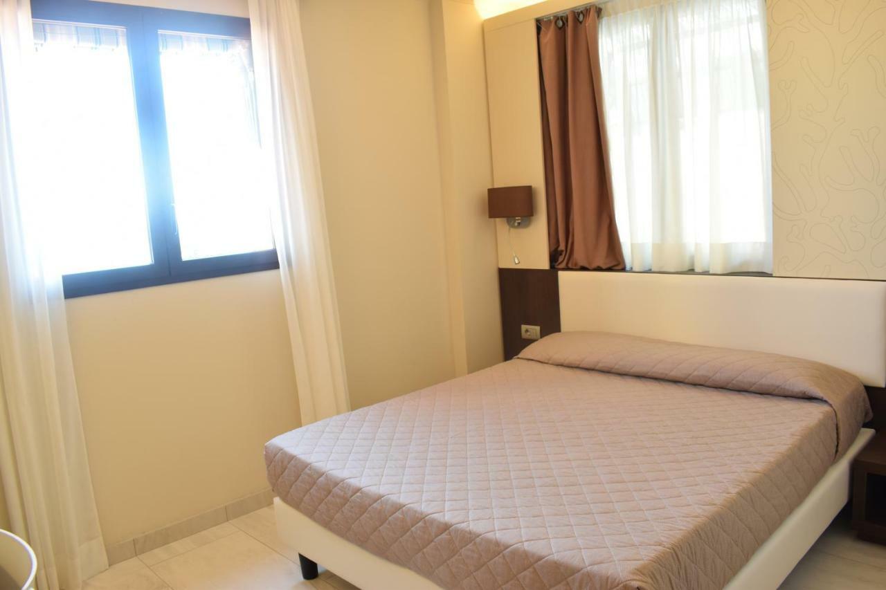 Del Prado Aparthotel Riva Ligure Kültér fotó