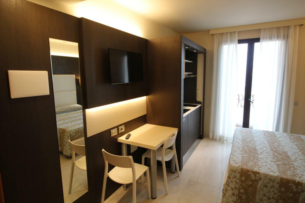Del Prado Aparthotel Riva Ligure Kültér fotó